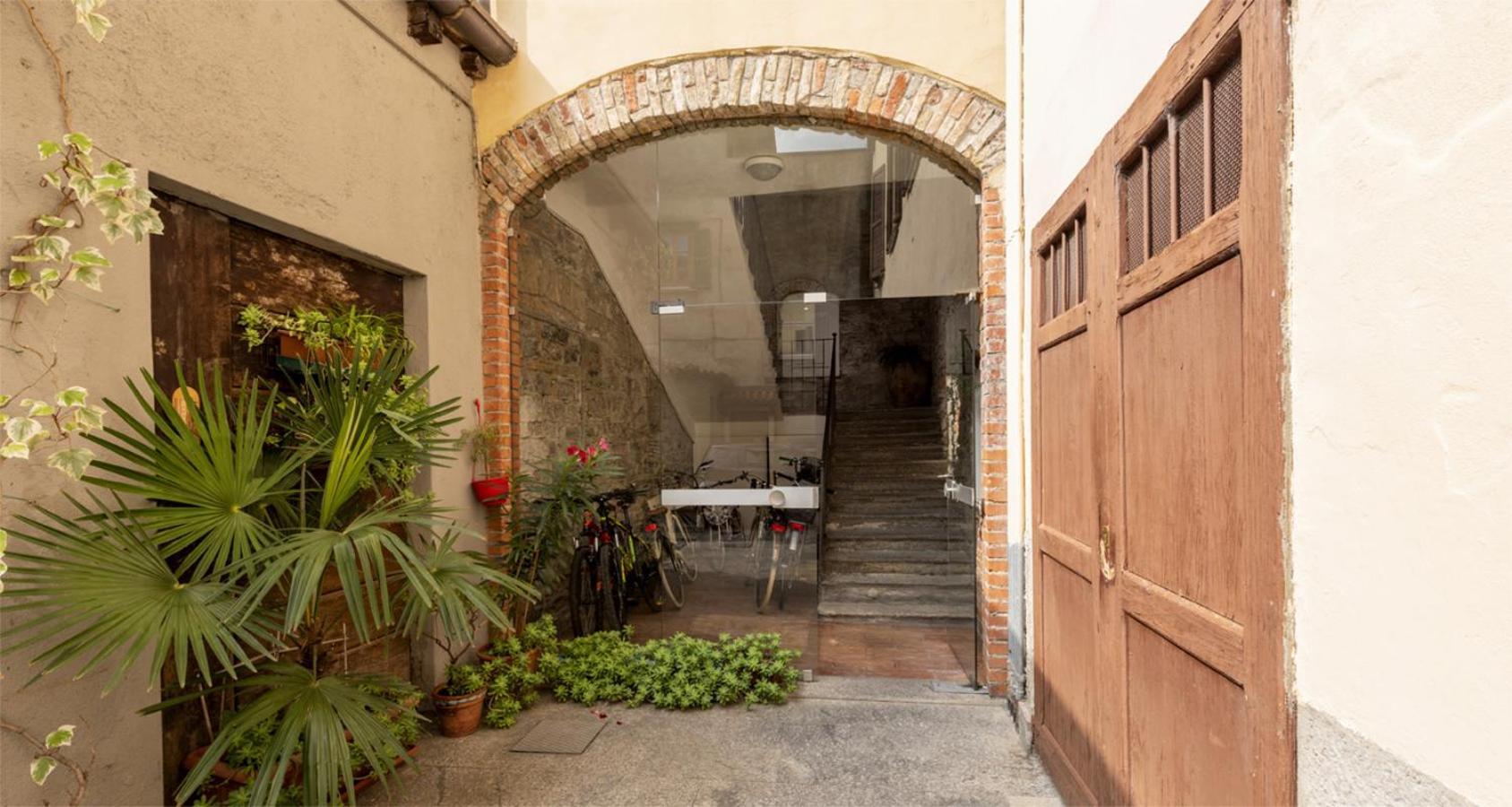 Charming Joivy Flat Next To Duomo Di Комо Экстерьер фото