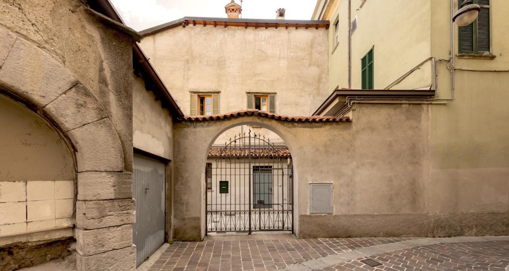 Charming Joivy Flat Next To Duomo Di Комо Экстерьер фото